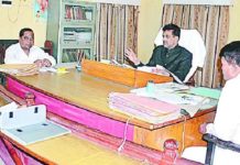 समय पर सूचना न देने पर अधिकारियों के विरूद्ध अर्थ दण्ड अधिरोपित