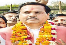 विधायक तो पूछेगा ! वह अपने क्षेत्र का प्रतिनिधि है नौकर नहीं और पुलिस नौकर है सरकार नहीं