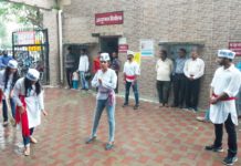 स्वच्छता की ऐसी दीवानगी कि नुक्कड़ तक खींच लायी