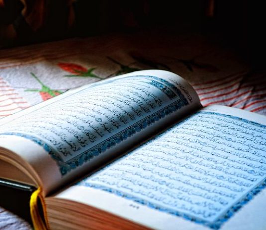 ला मैं तेरी गीता पढ़ लूं तू पढ़ ले मेरी क़ुरआन