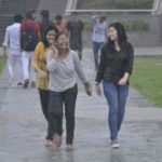 सुनिए लखनऊ वालों! कलेक्टर साहब ने कहा है, घर में रहें बहुत जरूरी होने पर ही बाहर निकलें