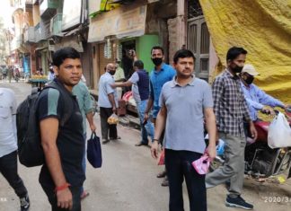 मुश्किल में मुसीबत पैदा करते हो! पकड़ो इसे
