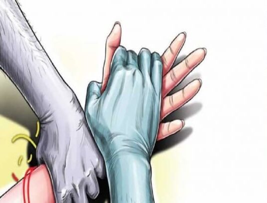कभी एक दूजे का हाथ थामे रहने वाले आज एक दूसरे पर हाथ उठा रहे हैं!