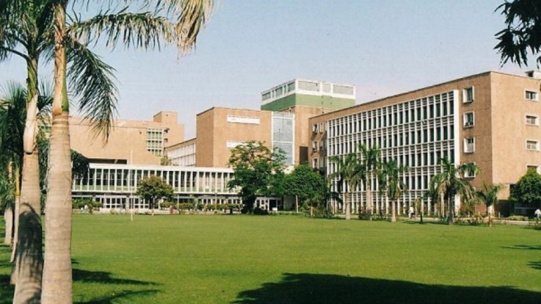 वैक्सीनेशन के बावजूद कोरोना का संक्रमण पाया गया लेकिन किसी की मौत नहीं हुई : AIIMS