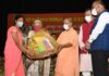 कुलपति प्रो पाठक की पहल, मैडम गवर्नर और मिस्टर चीफ मिनिस्टर के हाथों खिलौने मिले तो बच्चों के चेहरे खिले