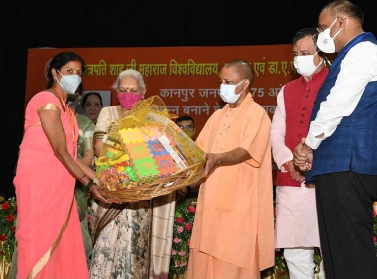 कुलपति प्रो पाठक की पहल, मैडम गवर्नर और मिस्टर चीफ मिनिस्टर के हाथों खिलौने मिले तो बच्चों के चेहरे खिले