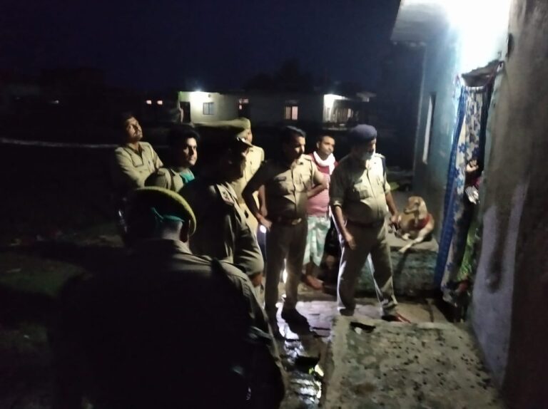 बाल कटवाने गये युवक के पेट में नाई ने कैंची घोंप कर हत्या कर दी