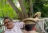 रिटायर्ड IPS अमिताभ ठाकुर बोलते रहे.. नहीं जाऊंगा, मैं नहीं जाऊंगा लेकिन पुलिस उन्हें घसीट कर वैन में ठेलती रही