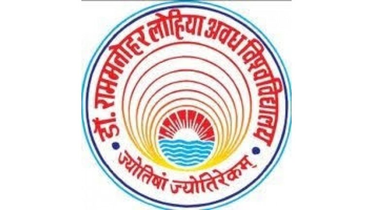 सोशल मीडिया पर जाईये, लेकिन ज़रा बच के!