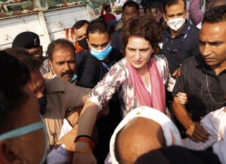 ड्यूटी लगी थी प्रियंका गॉधी को रोकने की लेकिन क्लिक करने लगीं सेल्फी