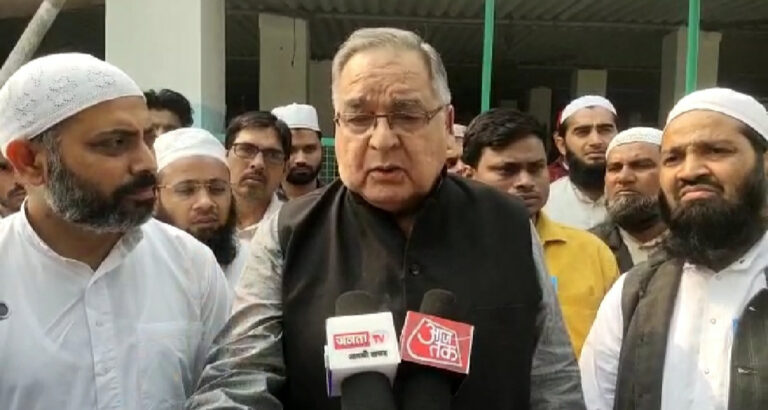 Namaz at Gurugram : पहले 37 की परमिशन दी फिर 8 की परमिशन कैंसिल कर दी बाकी के तीन जगहों पर दबंगों ने होने नहीं दी नमाज़