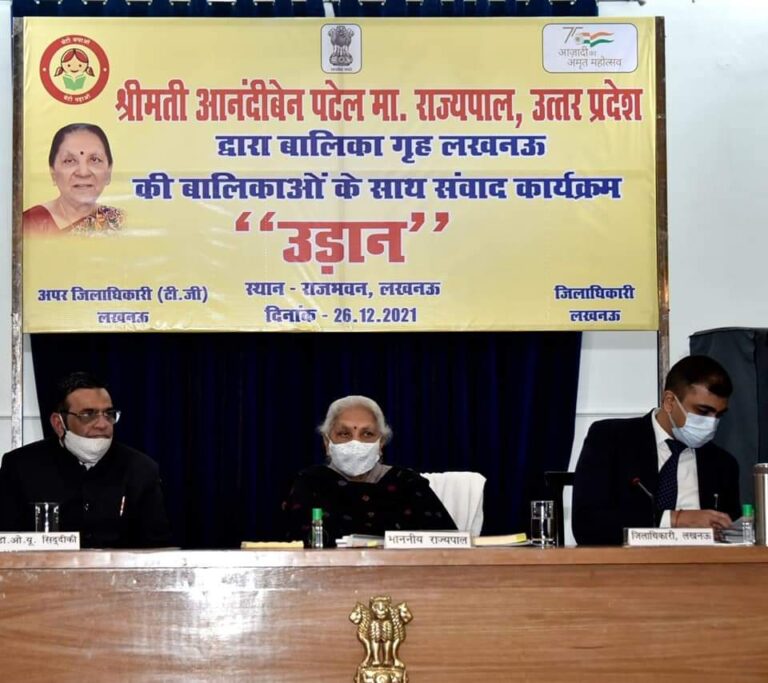 समाज और सरकार का दायित्व कि लड़कियां कैसे पढें कैसे आगे बढ़ें!