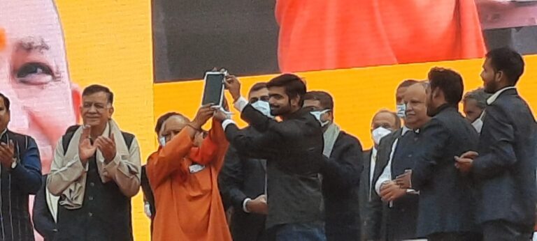 यूपी में एक करोड़ युवाओं को फ्री स्मार्ट फोन और टेबलेट योजना का शुभारंभ सीएम योगी बोले, 12 बजे सो कर उठने वाला युवा नहीं उन पर विश्वास मत करना