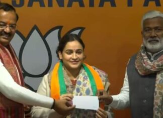 अपर्णा चलीं भाजपा में। लोग कह रहे हैं ससुराल से मायके जाने में हर्ज ही क्या है!
