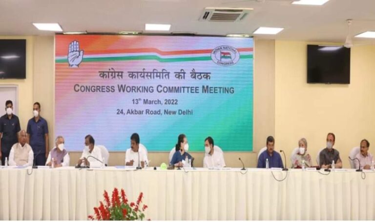 मालिक कुर्सी खाली करने को तैयार है लेकिन नौकरों की हिम्मत नहीं की उस पर बैठ जायें!