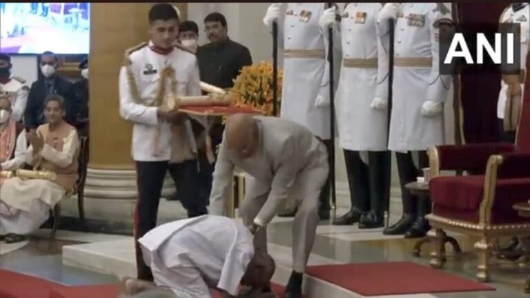 खूब आलोचना कीजिये लेकिन पद्म पुरस्कारों के लिए सरकार की प्रशंसा तो बनती है