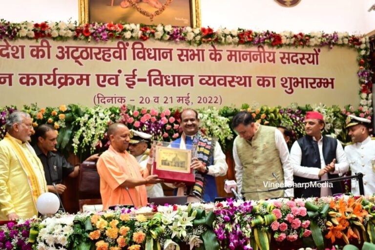विधान भवन के बदले स्वरूप को देखकर अखिलेश ने योगी की तारीफ़ करते हुए कहा, वाह! शानदार