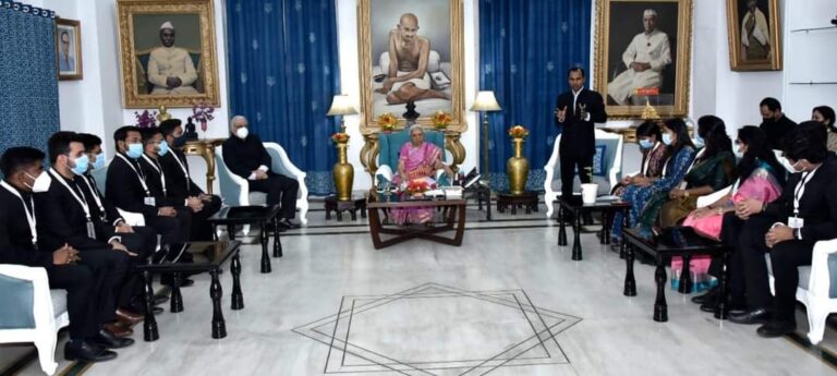 गवर्नर बोलीं जनता के सेवक बन कर काम करें लेकिन क्या ऐसा करेंगे IAS अधिकारी!
