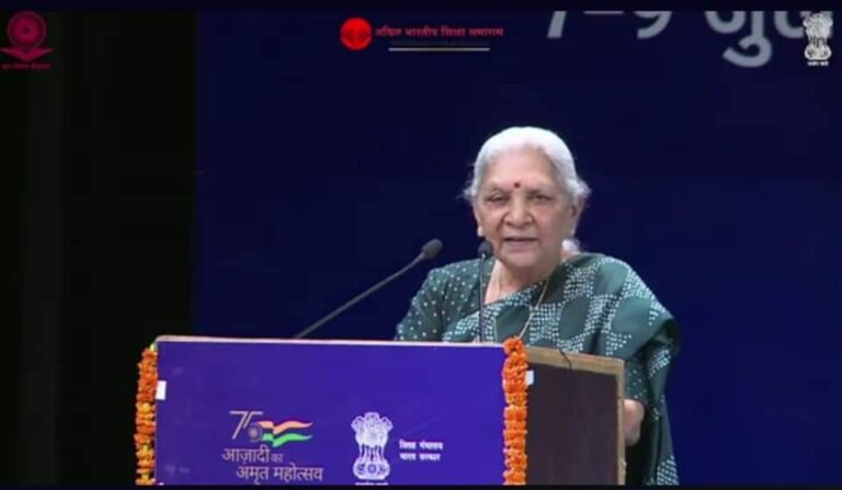 गवर्नर बोलीं, विश्वविद्यालयों में ग्राम पंचायतों के सम्मेलन कराये जाने चाहिए