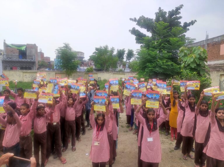 रेलवे लाइन के किनारे पर स्थित विद्यालयों में जागरूकता अभियान चलाया गया