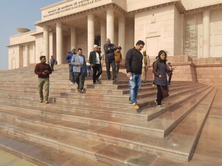 विदेशी मेहमान आयेंगे तो ये टूटे हुए टाइल्स, फ्यूज़ बल्ब देख कर क्या सोचेंगे! कमिश्नर ने अंबेडकर पार्क समेत सभी स्थलों के मरम्मत के निर्देश दिए