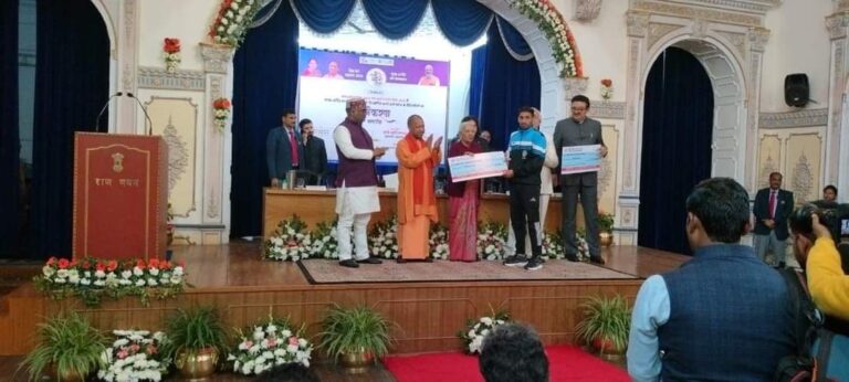 CM योगी ने पद्म पुरस्कारों से सम्मानित प्रदेशवासियों को बधाई दी, जानिये यूपी से किसको क्या मिला