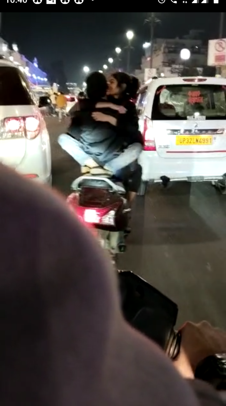 चलती स्कूटी पर रोमांस : शायद लखनऊ की तहज़ीबदार पुलिस ने यही सोचा होगा कि कबाब में हड्डी हम क्यों बनें! 