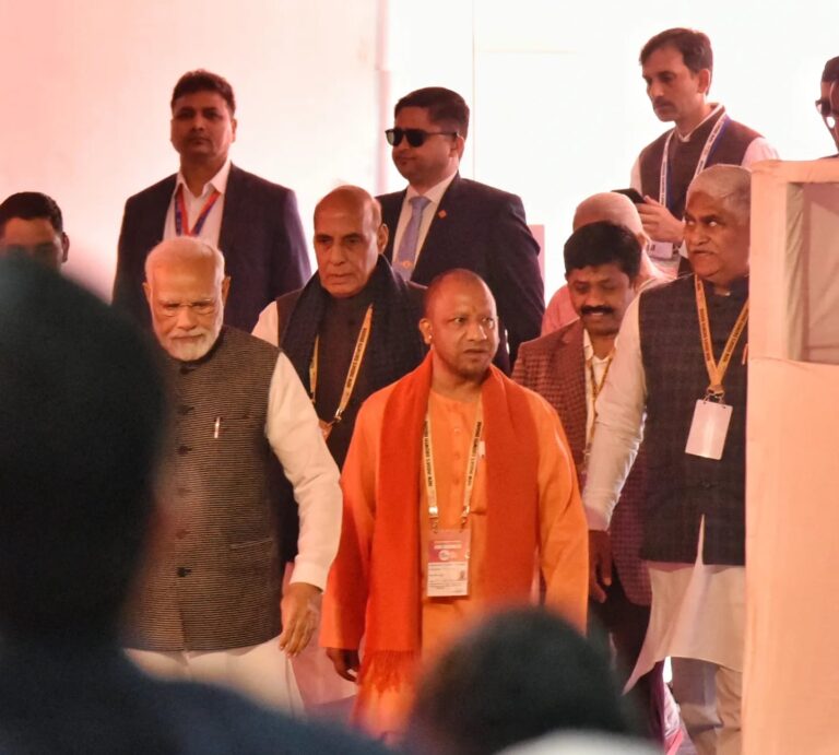 महाशिवरात्रि पर मुख्यमंत्री योगी ने बच्चों को प्रसाद दिया और फोटो खिंचवाई