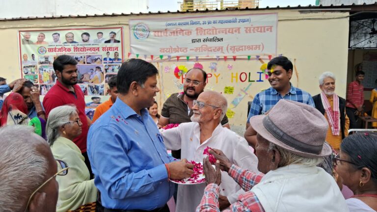 लखनऊ वाली होली : DM पहुंचे वृद्धाश्रम, डीएम ने रंग बरसाये तो बुजुर्गों ने दीं दुआयें