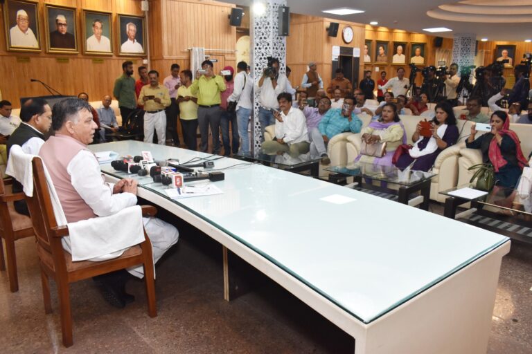 Speaker meets press in assembly house