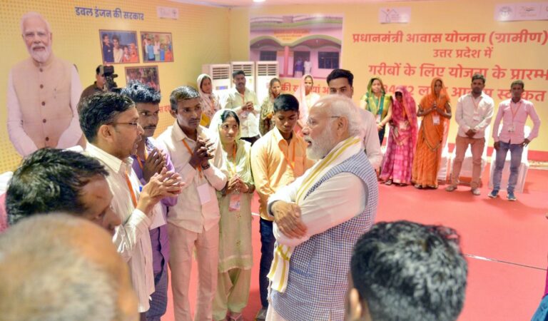 PM at Varanasi : बनारस के बुनकरों ने कहा पीएम मोदी हमारे ब्रांड अम्बेस्डर