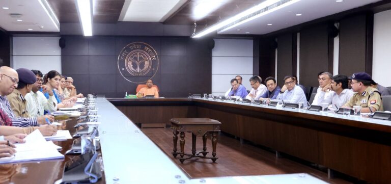 CM Yogi बोले आगामी त्यौहारों को देखते हुए महिलाओं बच्चों की सुरक्षा के लिए मुस्तैद रहे पुलिस