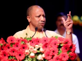 Topper Students को सम्मानित करेंगे CM योगी, देंगे Cheque और Tablet UP CM Yogi Adityanath addresses public gathering from dias.