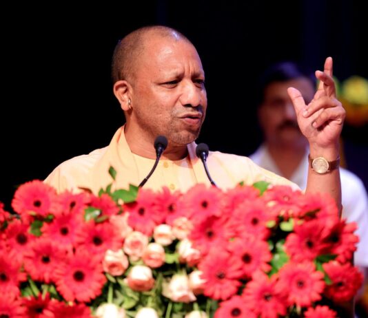Topper Students को सम्मानित करेंगे CM योगी, देंगे Cheque और Tablet UP CM Yogi Adityanath addresses public gathering from dias.
