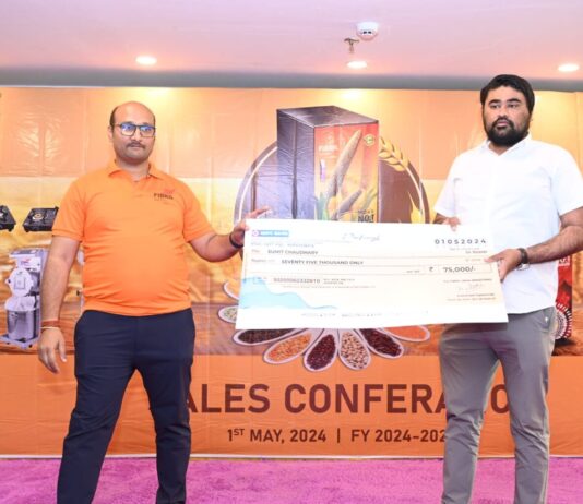 Ghareloo aata chakki ke sandarbh me mashine ke features batate hue company ke chairman