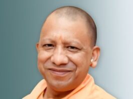 नोएडा इंटरनेशनल एयरपोर्ट :जेवर के किसान CM Yogi से मिले Up cm yogi Adityanath smiling wrapped in saffron clothes