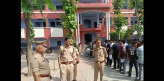 Police is Monitoring the sipahi bharti Parikshit 2025 outside the center
