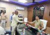 Ex Information Officer of UP Vidhansabha Karmesh Pratap Singh handed over an application to the SHO for lodging FIR against Principal Secretary of Vidhansabha Pradeep kumar Dubey