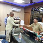Ex Information Officer of UP Vidhansabha Karmesh Pratap Singh handed over an application to the SHO for lodging FIR against Principal Secretary of Vidhansabha Pradeep kumar Dubey