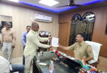 Ex Information Officer of UP Vidhansabha Karmesh Pratap Singh handed over an application to the SHO for lodging FIR against Principal Secretary of Vidhansabha Pradeep kumar Dubey