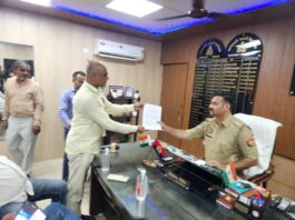 Ex Information Officer of UP Vidhansabha Karmesh Pratap Singh handed over an application to the SHO for lodging FIR against Principal Secretary of Vidhansabha Pradeep kumar Dubey