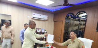 Ex Information Officer of UP Vidhansabha Karmesh Pratap Singh handed over an application to the SHO for lodging FIR against Principal Secretary of Vidhansabha Pradeep kumar Dubey