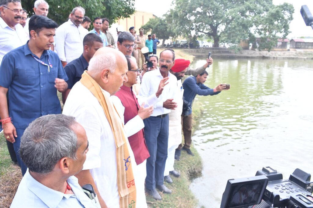 DON Correspondent केन्द्रीय कृषि मंत्री शिवराज सिंह चौहान धान की रोपाई करते हुए